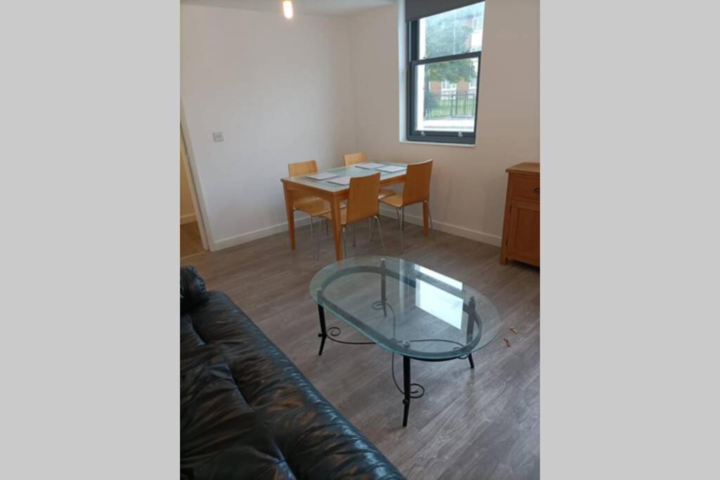 Spacious One Bedroom Family Apartment -Non Smoker Wakefield Bagian luar foto